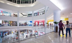 clientes fazendo compras no Boulevard Shopping Bauru