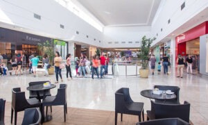 clientes fazendo compras no Boulevard Shopping Bauru