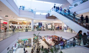 clientes fazendo compras no Parque Shopping Maceió