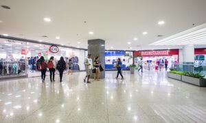 clientes fazendo compras no Passeio Shopping
