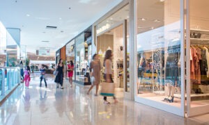 clientes comprando no Via Parque Shopping
