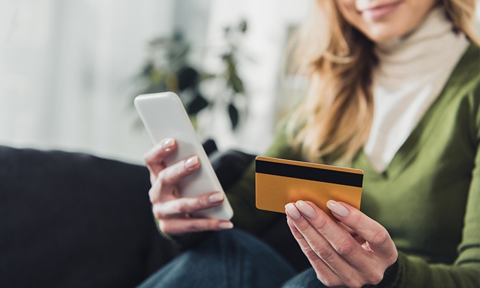 mulher fazendo compras com cartão crédito