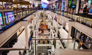 corredor de lojas do Shopping Curitiba