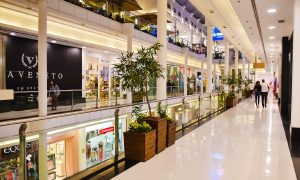 corredor de lojas do Shopping Curitiba