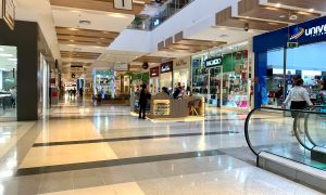 Corredor de lojas São Luís Shopping