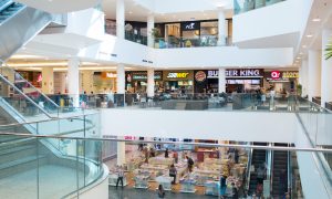 Corredor de lojas do Top Shopping
