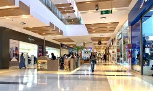 Corredor de lojas São Luís Shopping