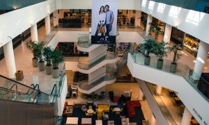 Corredor de lojas do Top Shopping