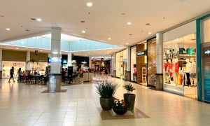 Corredor de lojas São Luís Shopping