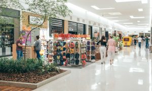 Corredor de lojas Shopping Villagio Caxias